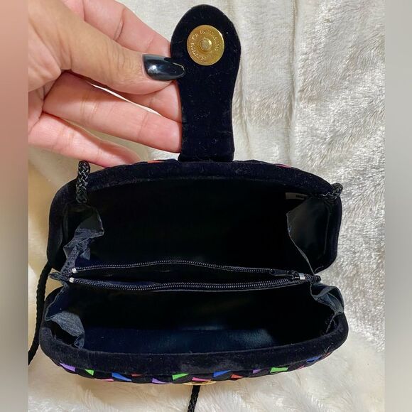 Retro Black clamshell bag with geometric multi color pattern - Picture 2 of 9